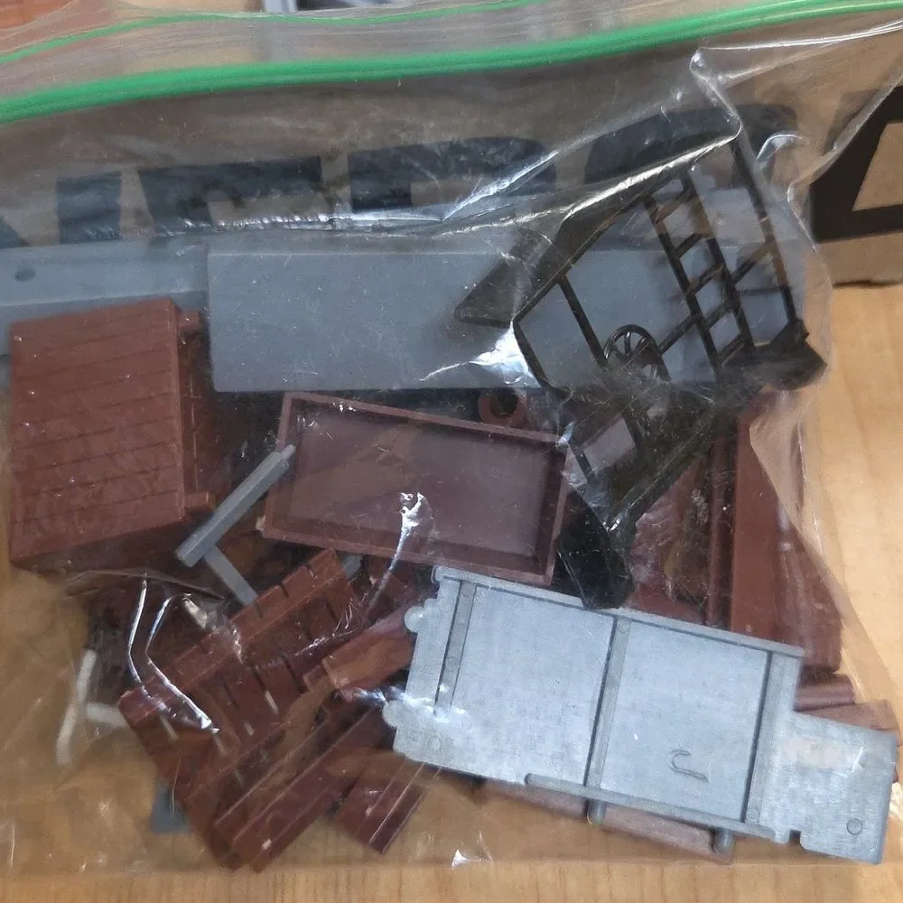 lot of 5 HO scale Train Cars, Tower, Buildings and more - Picture 9 of 12